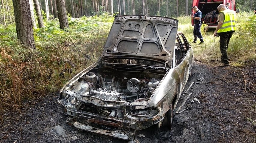 Chrzanów, Libiąż. Doszczętnie spłonęły dwa porzucone samochody [ZDJĘCIA]