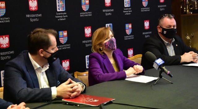 Minister sportu Anna Krupka podczas konferencji w Świętokrzyskiej Konfederacji Sportu. Z lewej Grzegorz Kędzierski, z prawej Robert Janus.