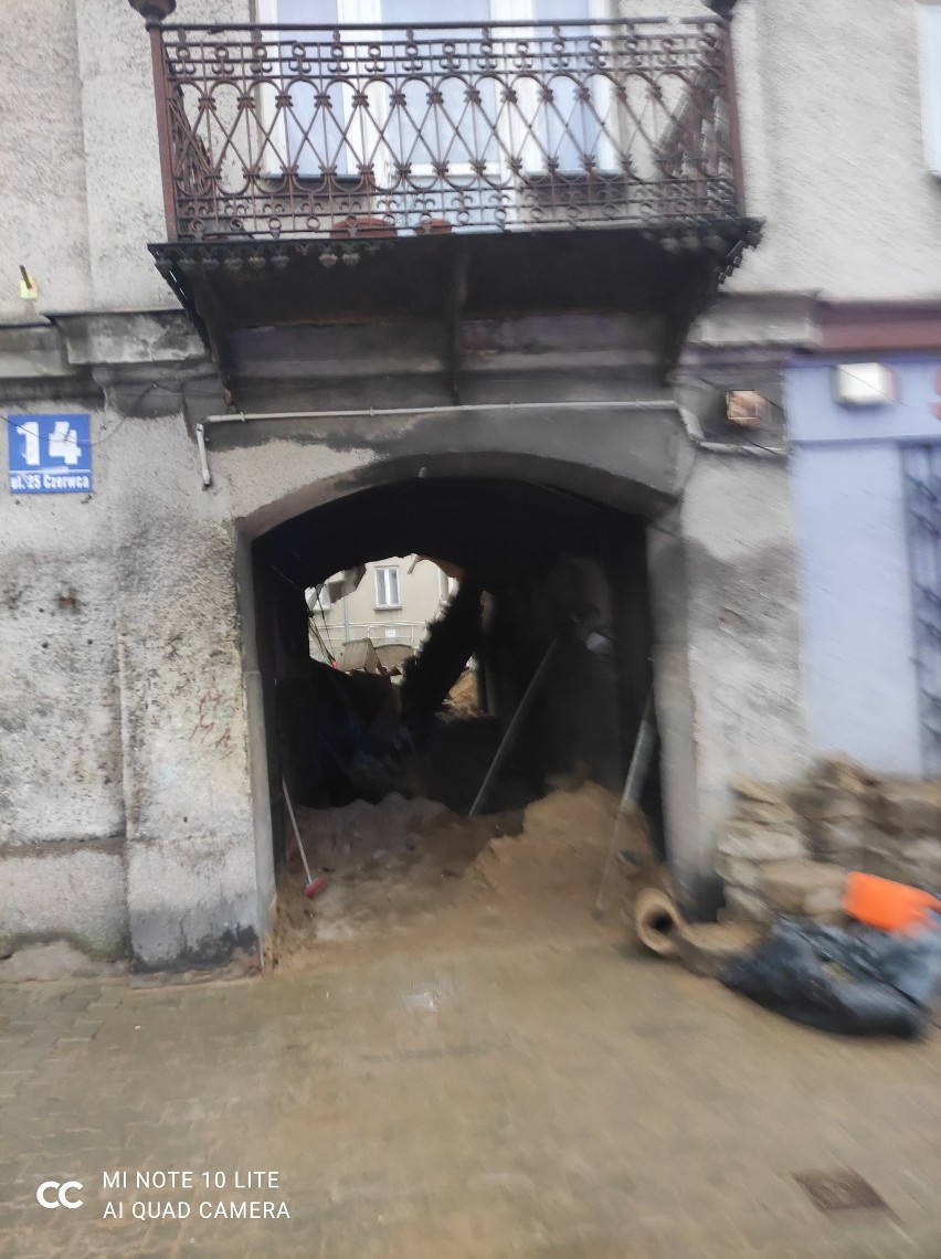 Zawaliła się kamienica w centrum Radomia. Część mieszkań całkowicie zniszczonych. Zobacz zdjęcia