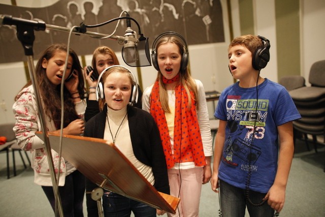 Opolskie dzieci śpiewają kolędy.