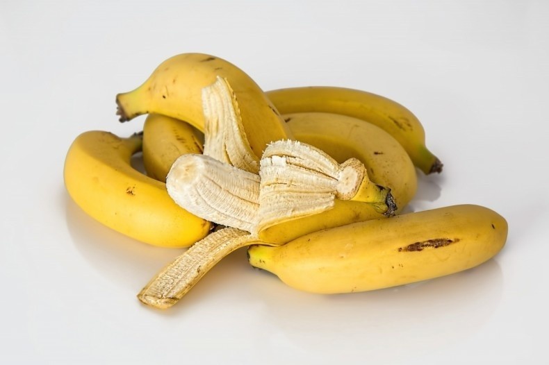 Pamiętajmy o dokładnym umyciu bananów, żeby ze skórek usunąć...
