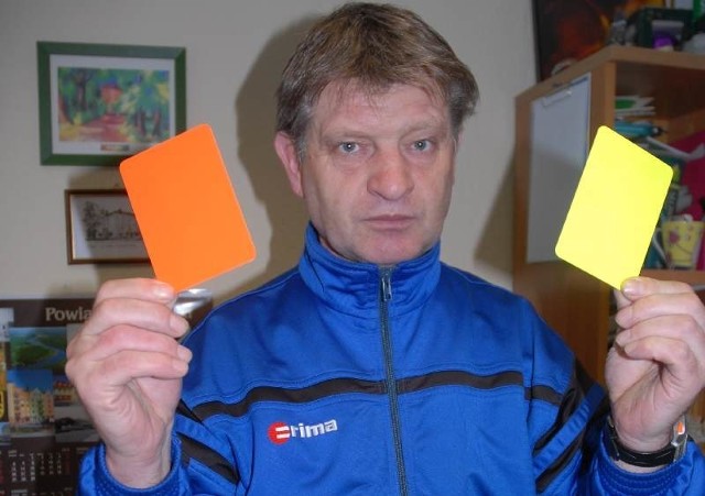 Radny Jan Woźniak dał wójtowi Golbie kilka żółtych kartek i jedną czerwoną za jego rządy w gminie Jerzmanowa