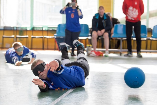 Drużyny z Wrocławia, Lasek, Katowic i Bydgoszczy wzięły udział w I Ogólnopolskim Turnieju Goalball o Puchar Dyrektora Kujawsko-Pomorskiego Specjalnego Ośrodka Szkolno-Wychowawczego nr 1 dla Dzieci i Młodzieży Słabo Widzącej i Niewidomej im. Louisa Braille`a w Bydgoszczy. Na obiektach Zawiszy emocji nie brakowało. Goalball to gra drużynowa dla osób niewidomych i słabowidzących. Jej uczestnicy toczą piłkę , która zawiera dzwoneczki i waży 1,25 kg. Dla wyrównania szans zawodników niewidomych i słabowidzących w czasie meczu zawodnicy mają oczy zaklejone specjalnymi plastrami i dodatkowo noszą nieprzezroczyste gogle.Bydgoski turniej, zorganizowany został przez ośrodek Braille'a, a został dofinansowany ze środków Fundacji Enea w ramach akcji „Enea Akademia Talentów”. W czasie uroczystego otwarcia turnieju nie zabrakło też akcentów muzycznych. Na scenie zaprezentował się zespół taneczny Swing. Ostatecznie rywalizację wygrała drużyna z Wrocławia przed Bydgoszczą, Laskami i Katowicami.Pogoda na środę 21 marca: