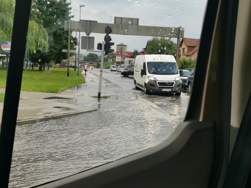 Nowy Sącz. Oberwanie chmury nad miastem. Woda zalała ul. Nawojowską i Królowej Jadwigi, były utrudnienia [ZDJĘCIA]