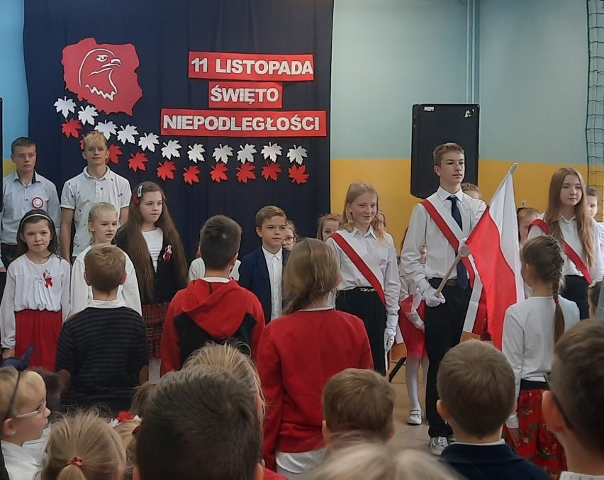 Uczniowie ze szkoły w Ujeździe uczcili Narodowe Święto Niepodległości. Zobacz zdjęcia