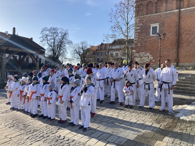 Pierwszy, a zarazem 28 Noworoczny Trening Sandomierskiego Klubu Karate dojo Orłowski odbył się na sandomierskiej Starówce.