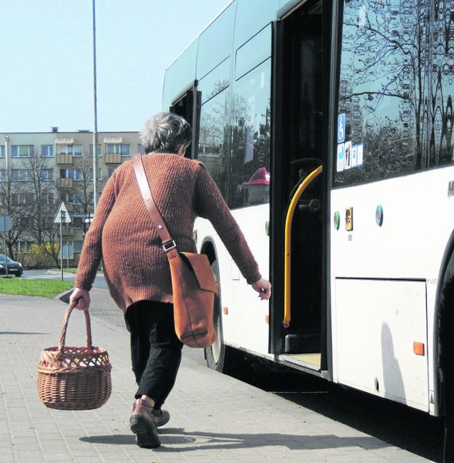 Jeśli autobus zaparkuje zbyt daleko od przystanku starsze i niepełnosprawne osoby mogą mieć kłopot z wejściem do środka pojazdu