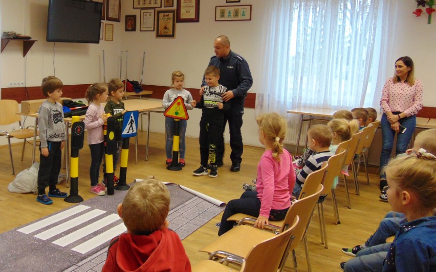 Spotkania z policjantem w szkole w Zawadach w gminie Baranowo