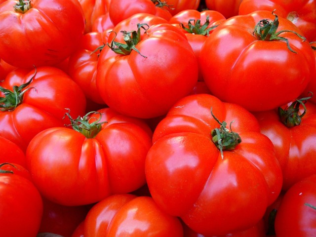 Na straganach Targowiska Miejskiego w Inowrocławiu nie brakuje obecnie różnych odmian pomidorów