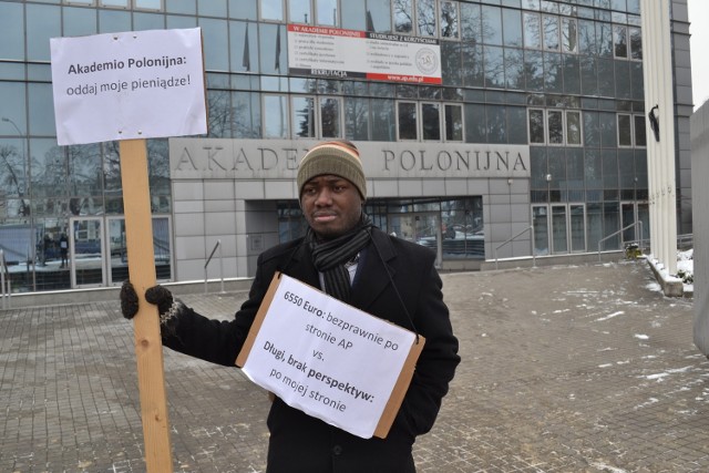 Student z Nigerii protestuje przed Akademią Polonijną w Częstochowie