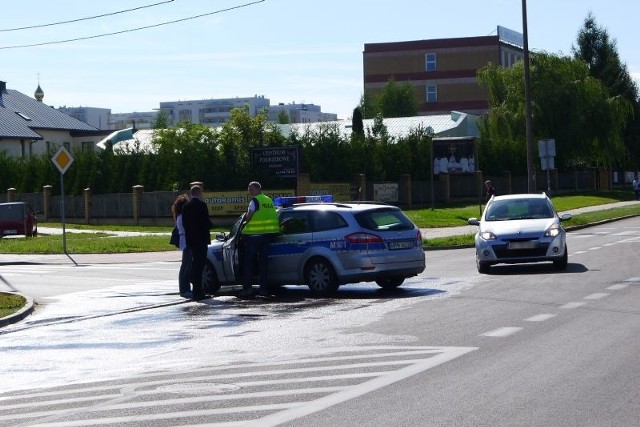 Strażacy oczyścili jezdnię z paliwa, jakie wyciekło z pojazdów.