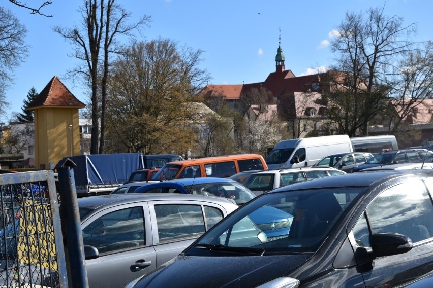 Niedziela na targu zwierzęcym w Sławnie. Tłumy i las aut na parkingu ZDJĘCIA - 25.04.2021