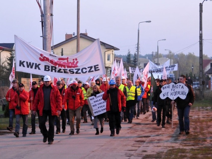 Protestujących przeciw składowaniu węgla w Białych Błotach...