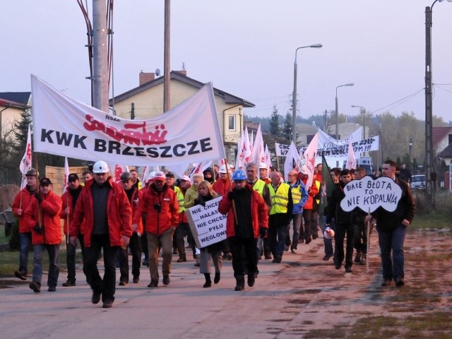 Protestujących przeciw składowaniu węgla w Białych Błotach ochraniała policja. Mieszkańcy wyszli na ulice już drugi raz. W tej samej sprawie pikietowali we wrześniu ubiegłego roku. Tym razem wspierali ich górnicy ze śląskich kopalni