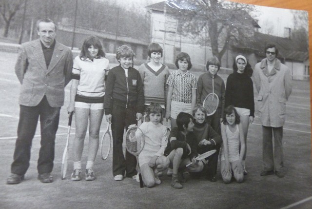 Zdjęcie wykonane w maju 1976 roku na kortach Tęczy w Kielcach. Pierwszy z lewej Adam Borchólski.