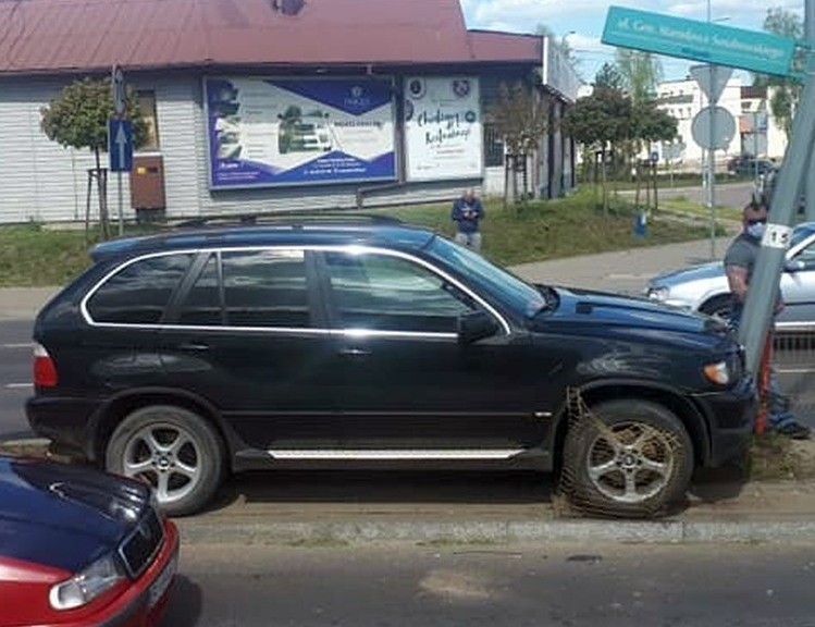 Białystok: Kolizja na obwodówce. Terenowe BMW wjechało w słup (zdjęcia)