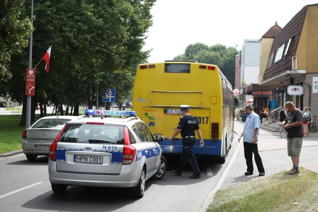 Za spowodowanie kolizji kierowca autobusu zapłacił mandat.