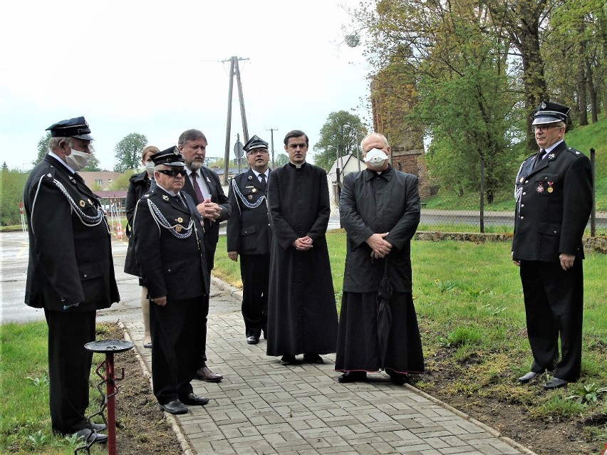 Przy pomniku Św. Floriana przy Jednostce OSP w Kowalewie...