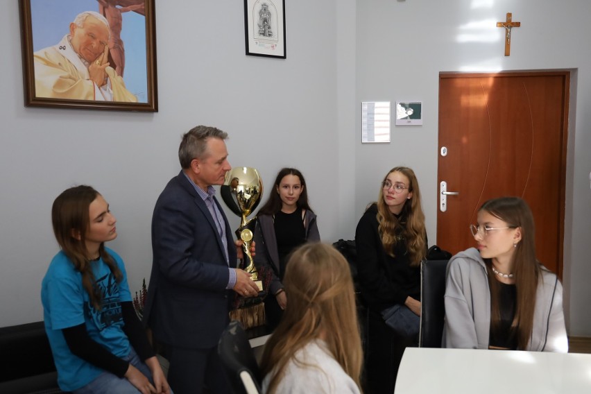 Burmistrz Ostrowi Mazowieckiej pogratulował uczennicom SP nr 2 sukcesu w Mistrzostwach Polski SZS