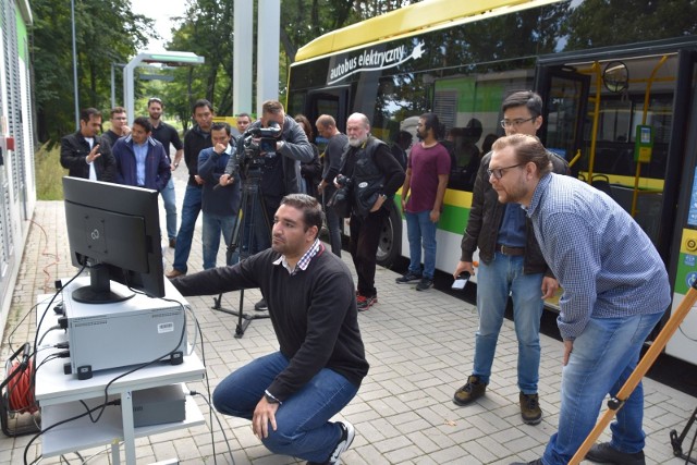 Badania pola elektromagnetycznego w autobusach elektrycznych wykonują doktoranci Europejskiej Szkoły Doktorskiej, w której jednym z partnerów jest Uniwersytet Zielonogórski.