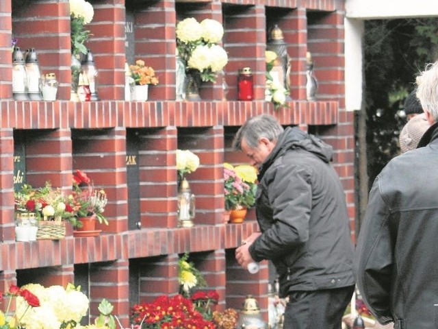 Kolumbarium na cmentarzu komunalnym we Włocławku. Od początku obecnego roku odbyło się tutaj już ponad dwieście pochówków urnowych. Ich liczba z roku na rok będzie rosła.