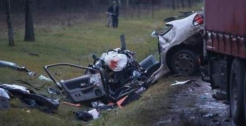 W wypadku samochodu osobowego i ciężarówki na krajowej "siódemce" między Brzegami a Tokarnią koło Kielc zginęło pięć młodych osób. Trzy dziewczyny miały po 16 lat. Dwóch chłopaków miało 20 i 21 lat. Wypadek wyglądał wstrząsająco. Szóstka ofiar była w zmiażdżonym samochodzie tak zakleszczona, że strażacy nie mogli nikogo wyjąc z wraku.