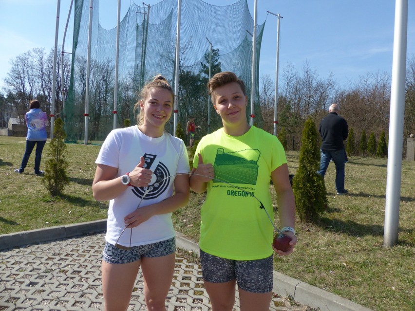 Katarzyna Furmanek (z prawej) wygrała konkurs rzutu młotem....