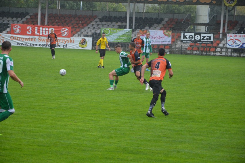 3 liga. KSZO 1929 Ostrowiec Świętokrzyski - Wisłoka Dębica 1:0. Ważne zwycięstwo gospodarzy mimo gry w "10" (ZDJĘCIA)