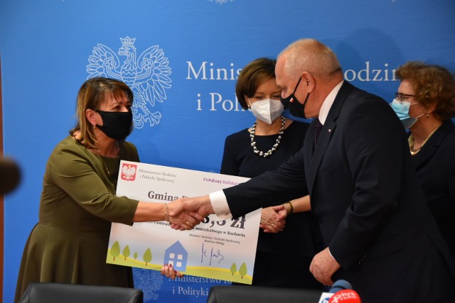 Promesę Funduszu Solidarnościowego przekazali minister Marlena Maląg i wojewoda Władysław Dajczak