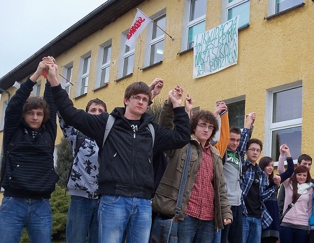 Liczymy na wsparcie ze strony premiera - mówią licealiści z Otmuchowa, broniący swojej szkoły średniej. Reorganizacji na rok przed maturą najbardziej obawiają się uczniowie kasy II. Z przodu stoją autorzy listu do Donalda Tuska: Maciej Kamiński i Filip Trela.