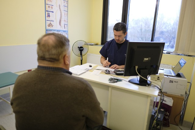 W poradni neurochirurgicznej przy Batorego mają bardzo dużo pacjentów, przyjmuje m.in. dr Tomasz Tekwiński