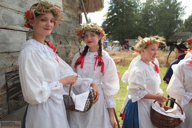 W trakcie festynu zaprezentowano też prace i zwyczaje związane z koszeniem, wiązaniem i ustawianiem snopków, a także czyszczeniem zboża, młóceniem, produkcją mąki, kaszy, oleju oraz wyrobem masła. Przeczytaj koniecznie: Dwa milimetry dzieliły Małgorzatę Filbrandt od pęknięcia kręgosłupaNie zabrakło chętnych do udziału w warsztatach plecionkarskich i wyrobu tradycyjnych kwiatów z bibuły. Jak zwykle przy okazji takich imprez swoje stragany rozstawili twórcy ludowi i rękodzielnicy, było też tradycyjne jadło.Wideo: Pogoda na dzień + 2 kolejne dni (07 + 08-09.08.2017) | POLSKAźródło: TVN Meteo/x-news