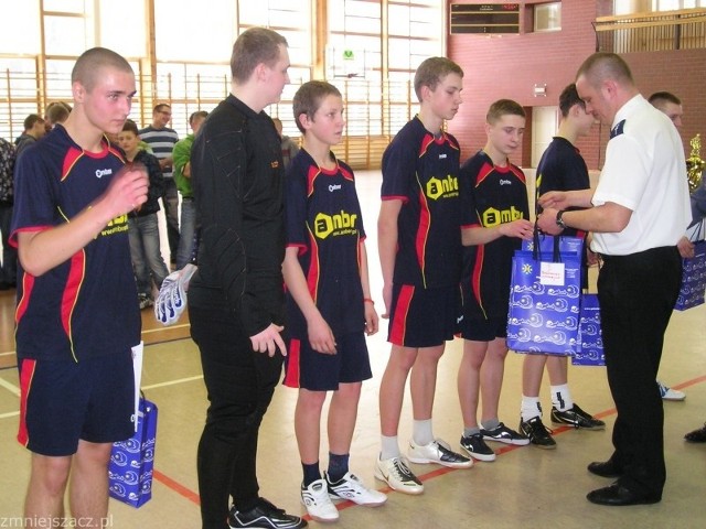 Zwycięska drużyna Olimpia 3 Nowogard odbiera gratulacje od policjantów.
