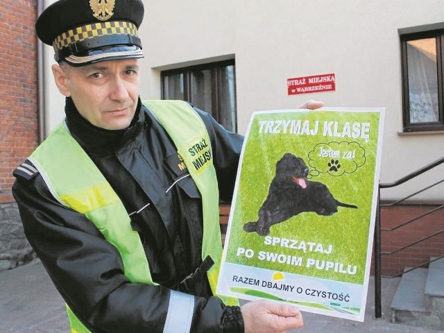 Krzysztof Grzybek, szef strażników miejskich prezentuje jeden z 200 plakatów, które zostaną rozwieszone w mieście.