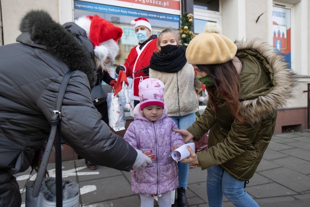 W niedzielę przed południem na ulicach Okola można było spotkać Mikołaja i Śnieżynki, rozdających mieszkańcom cukierki.