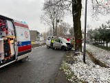 Śmiertelny wypadek w Pszczynie. Kierowca osobówki zjechał na przeciwległy pas ruchu i uderzył w drzewo. Pierwsza ofiara zimy na drogach