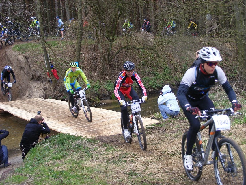 Na starcie do kwietniowego maratonu zjawia się zwykle około...