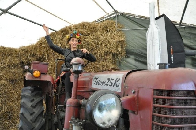 Akcja promocyjna „Kobiety na traktory” cieszyła się ogromną popularnością. Na zdjęciu Marlena Bednarska z Byczyny.