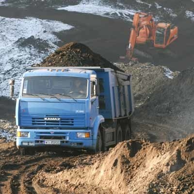W ostatnim roku kopalnia wzbogaciła się o nowe ciężarówki i koparki. Zainwestowano też w potężne wiaty, by węgiel nie nasiąkał deszczem