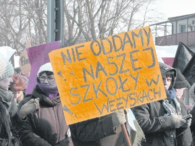 W krośnieńskiej gminie szkoły udało się - dzięki protestom - uratować. Zdaniem burmistrza to było pyrrusowe zwycięstwo