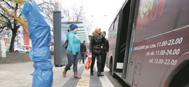 Kable i przewody, które tak intrygują pasażerów komunikacji miejskiej korzystających z przystanku przy ulicy Źródłowej, wkrótce zostaną wykorzystane pod latarnię.