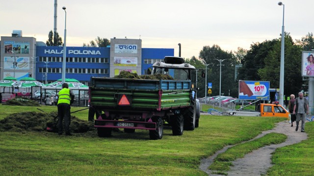 Wczoraj teren był porządkowany, inwestycja ma się rozpocząć zaraz po długim weekendzie. Powstanie plac zabaw dla dzieci oraz plac rekreacji dla seniorów. Koszt to 690 tysięcy złotych