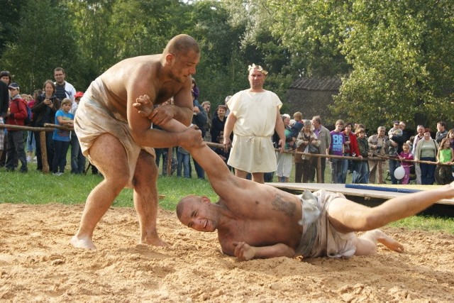 Pokaz pankrationu (kombinacja boksu i zapasów) w wykonaniu reprezentantów Klubu Zapaśniczego bydgoskiej "Gwiazdy"