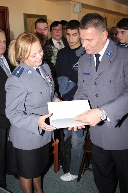 Marzena Czapelska odbiera medal od komendanta wojewódzkiego policji Mirosława Schlossera.