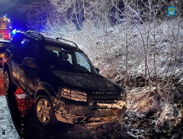 Kobieta jadąca Land Roverem nie dostosowała prędkości do warunków drogowych i dachowała. Poważne zdarzenia na trasie Rokity-Rokitki.