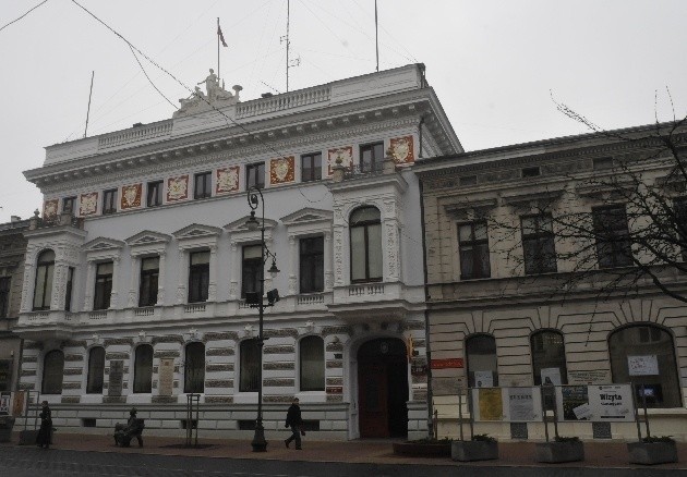 Co dziesiąta osoba pracująca w urzędzie nie jest etatowym pracownikiem magistratu.