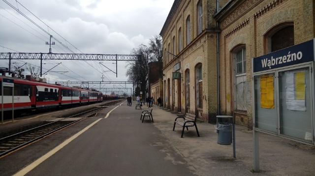 Plac przed budynkiem dworca i dojścia na perony mają zostać przebudowane do 29 listopada br. Stanąć ma także wiata na rowery z wydzielonym miejscem oczekiwania oraz nowe kosze