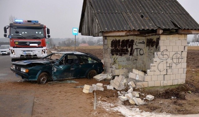 Volkswagen scirocco rozbił się o przystanek w miejscowości Malinówka