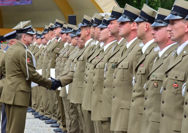 Wyróżniający się żołnierze otrzymali odznaczenia i awanse.