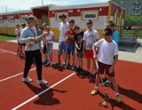 W Świebodzinie olimpijka z Sydney w sztafecie 4x100 metrów uczy dzieci... unihokeja